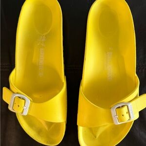 Birkenstock yellow flip flops women 10